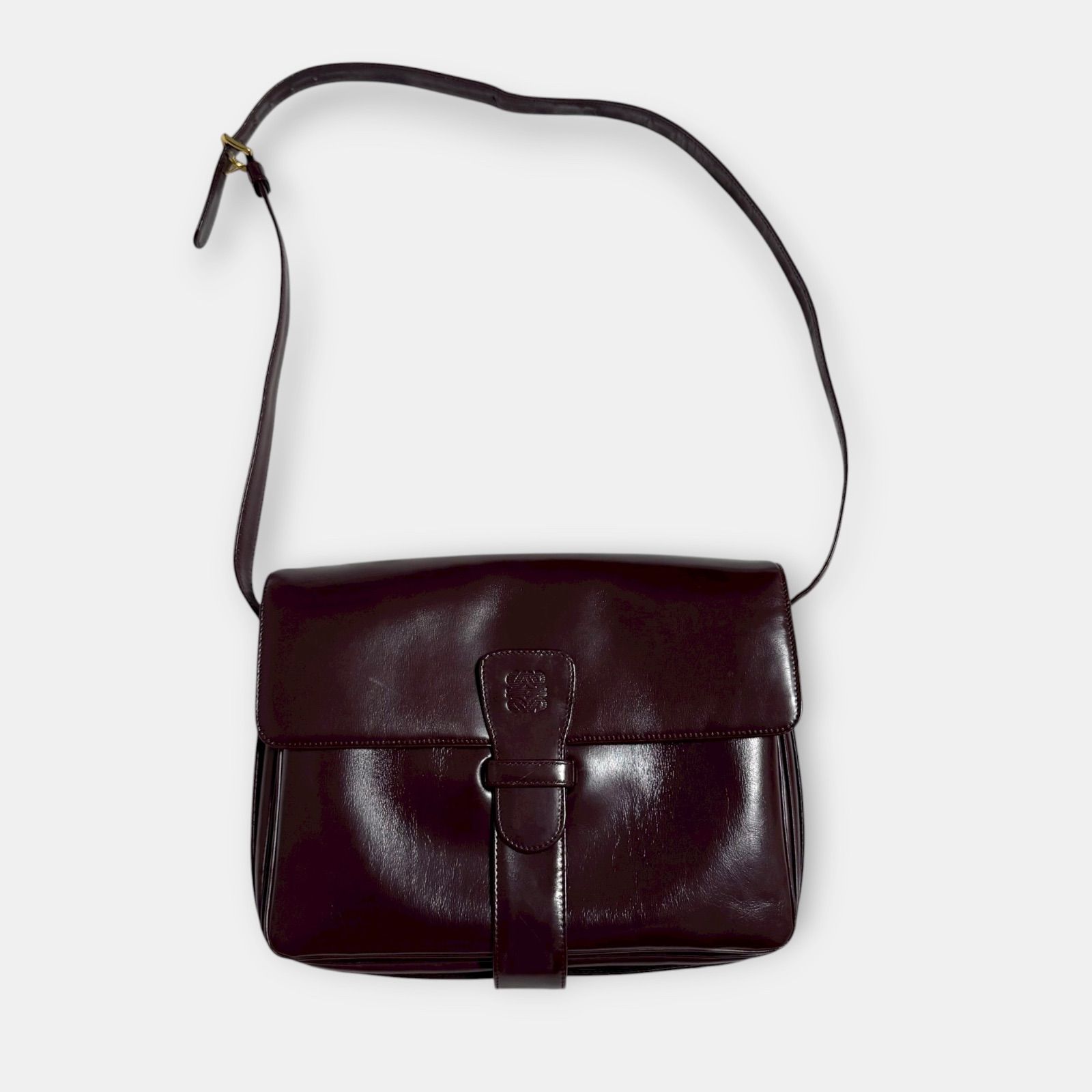 LOEWE Vintage Anagram Leather Flap Shoulder Bag in Bordeaux LOEWE ロエベ ヴィンテージ アナグラム レザーフラップ ショルダーバッグ 肩がけバッグ ボルドー系