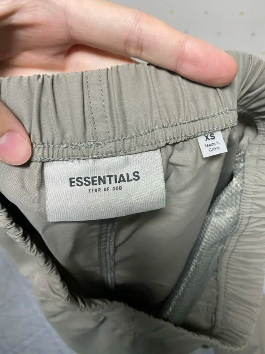 限定アイテム入荷。 FEAR OF GOD フィアオブゴッド ESSENTIALS エッセンシャルズ ナイロン ウーブンパンツ XS
