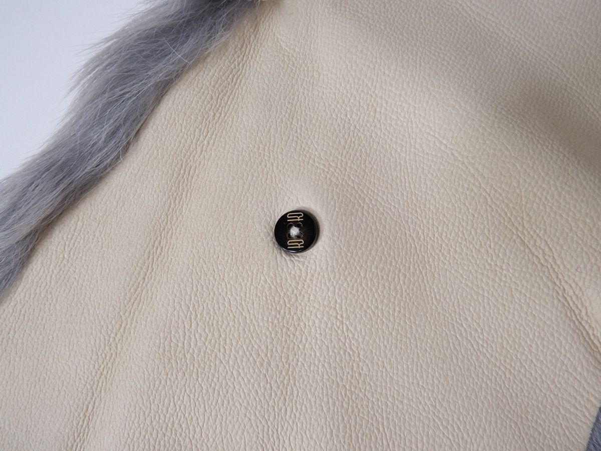 KARL DONOGHUEカールドノヒュー トスカーナラムスキン ボタンスカーフ