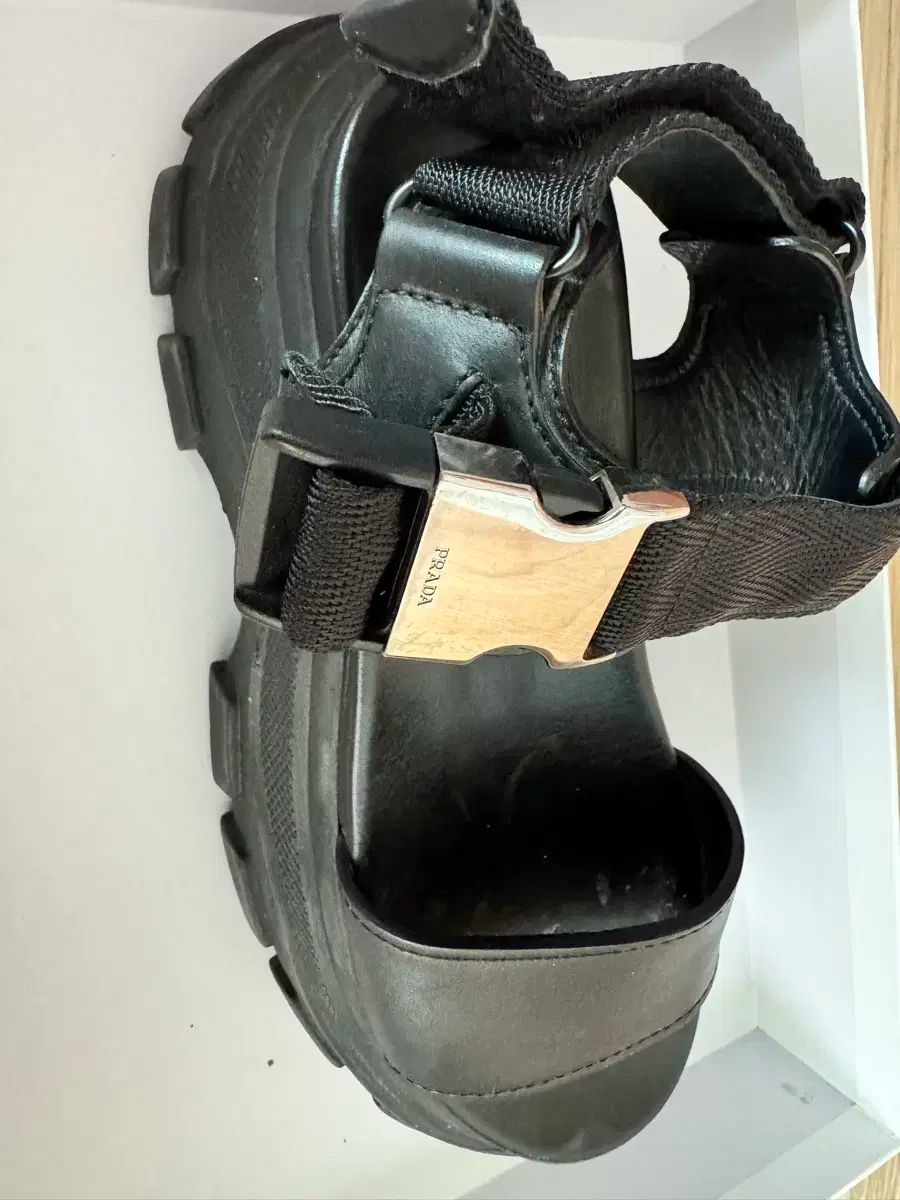 プラダ ブラック フラットフォーム サンダル