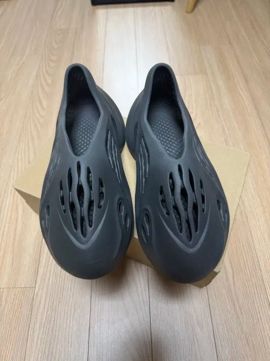 アディダス イージー フォームランナー カーボン 26.5cm