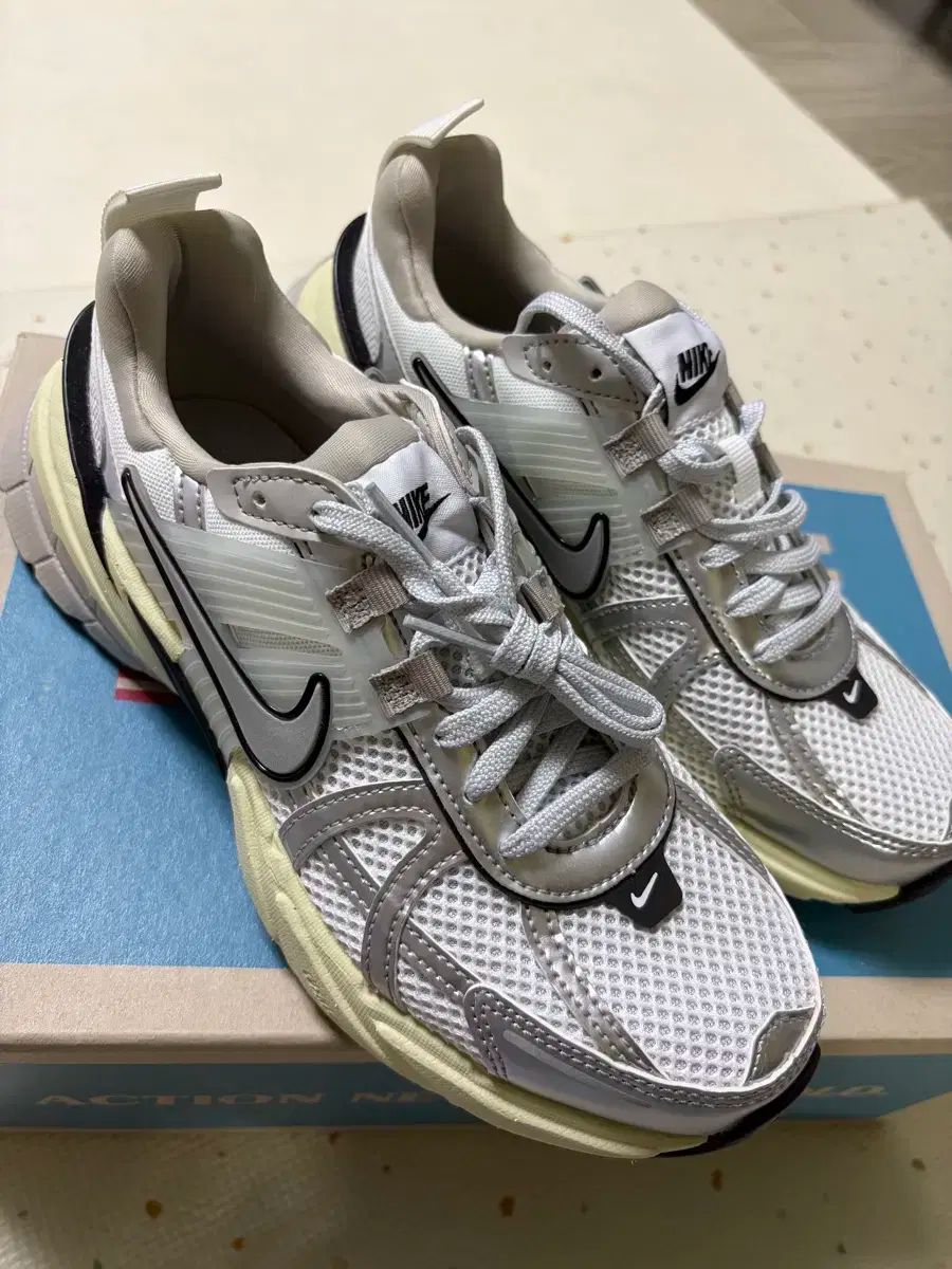 NIKE V2K RUN サミット 白 メタリック シルバー 23.5cm