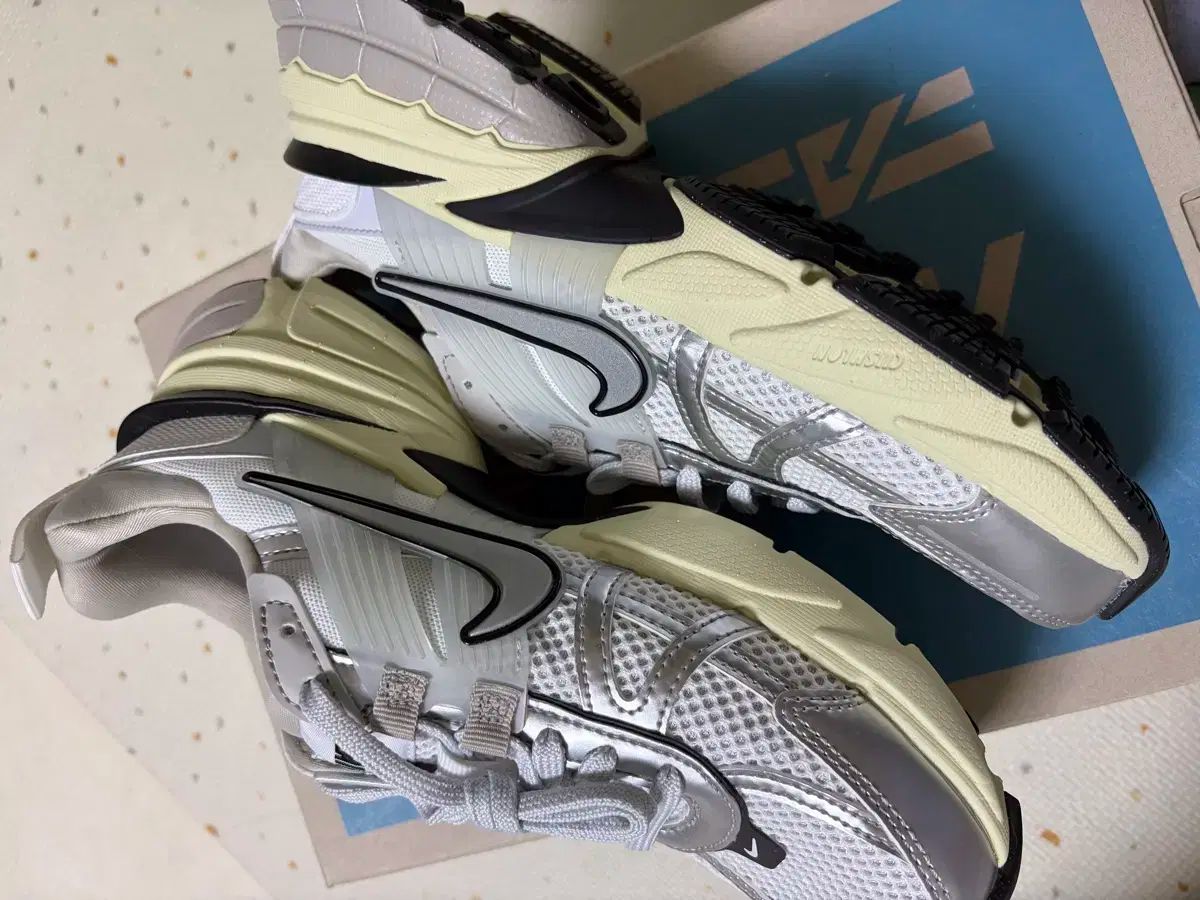 NIKE V2K RUN サミット 白 メタリック シルバー 23.5cm