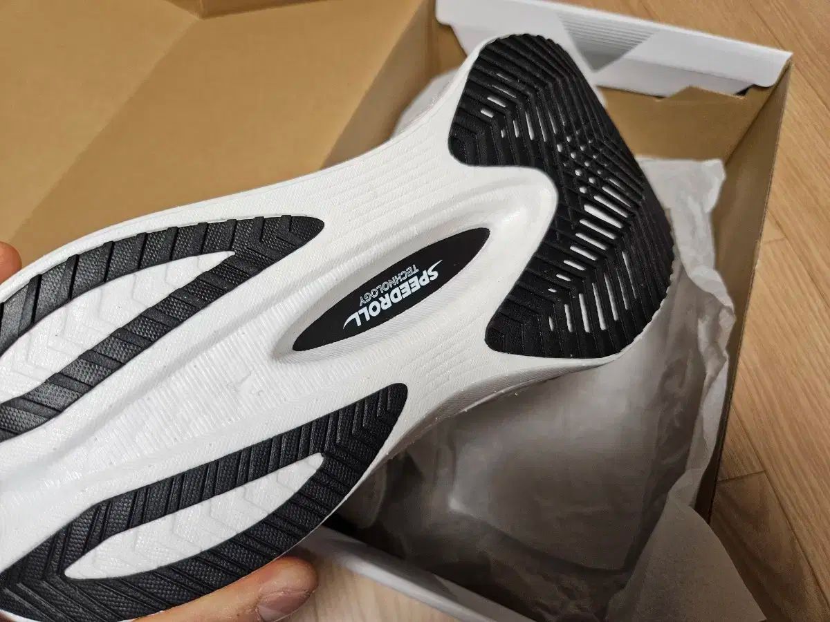 サッカニー エンドルフィン プロ 4 275サイズ