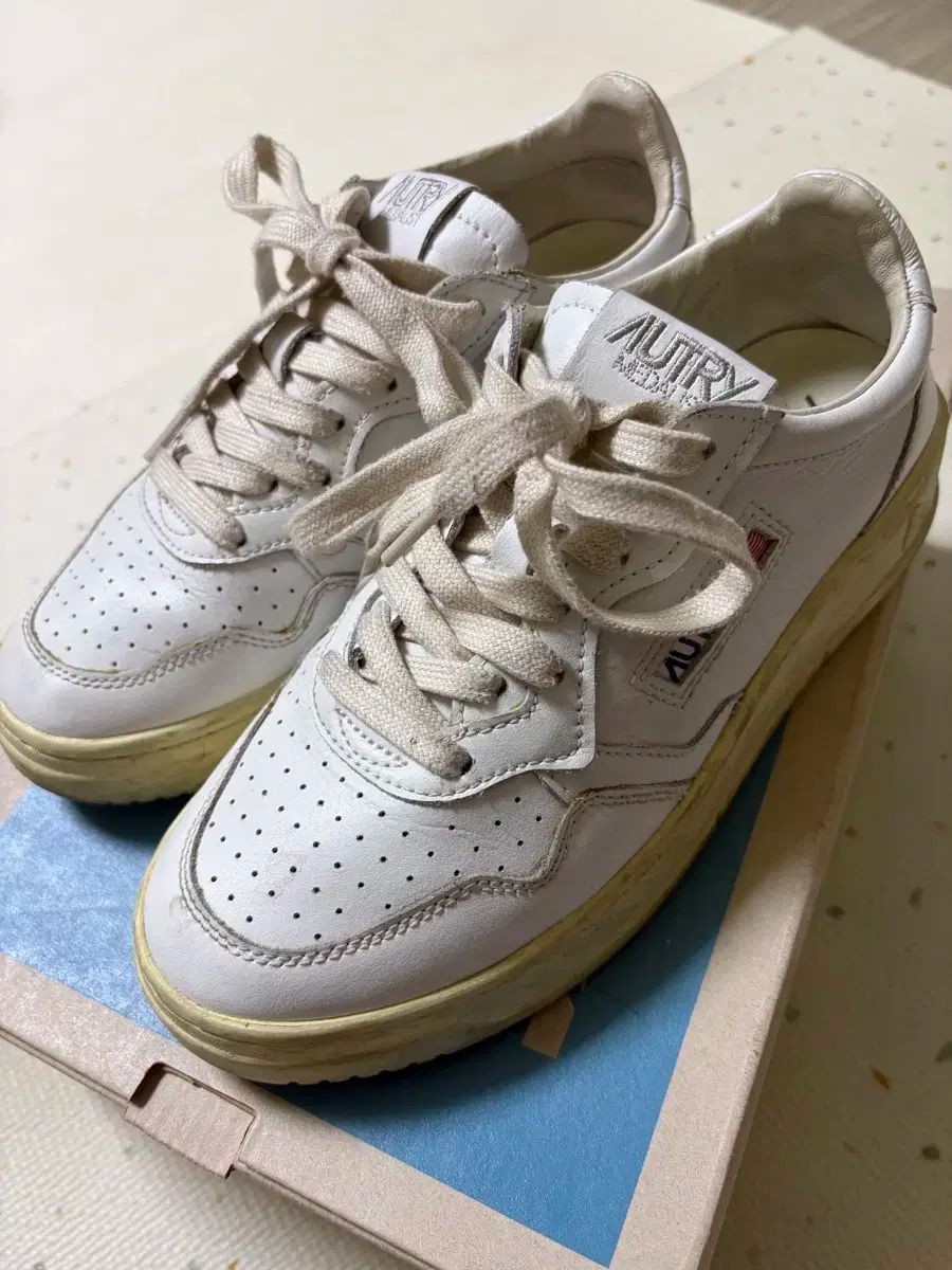 オートリー メダリスト 白 スニーカー 250サイズ