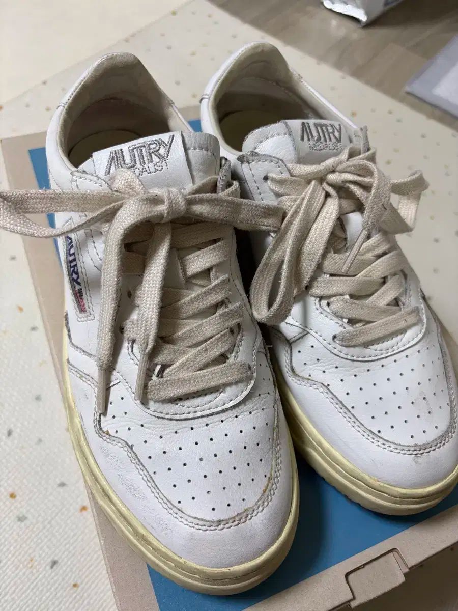 オートリー メダリスト 白 スニーカー 250サイズ