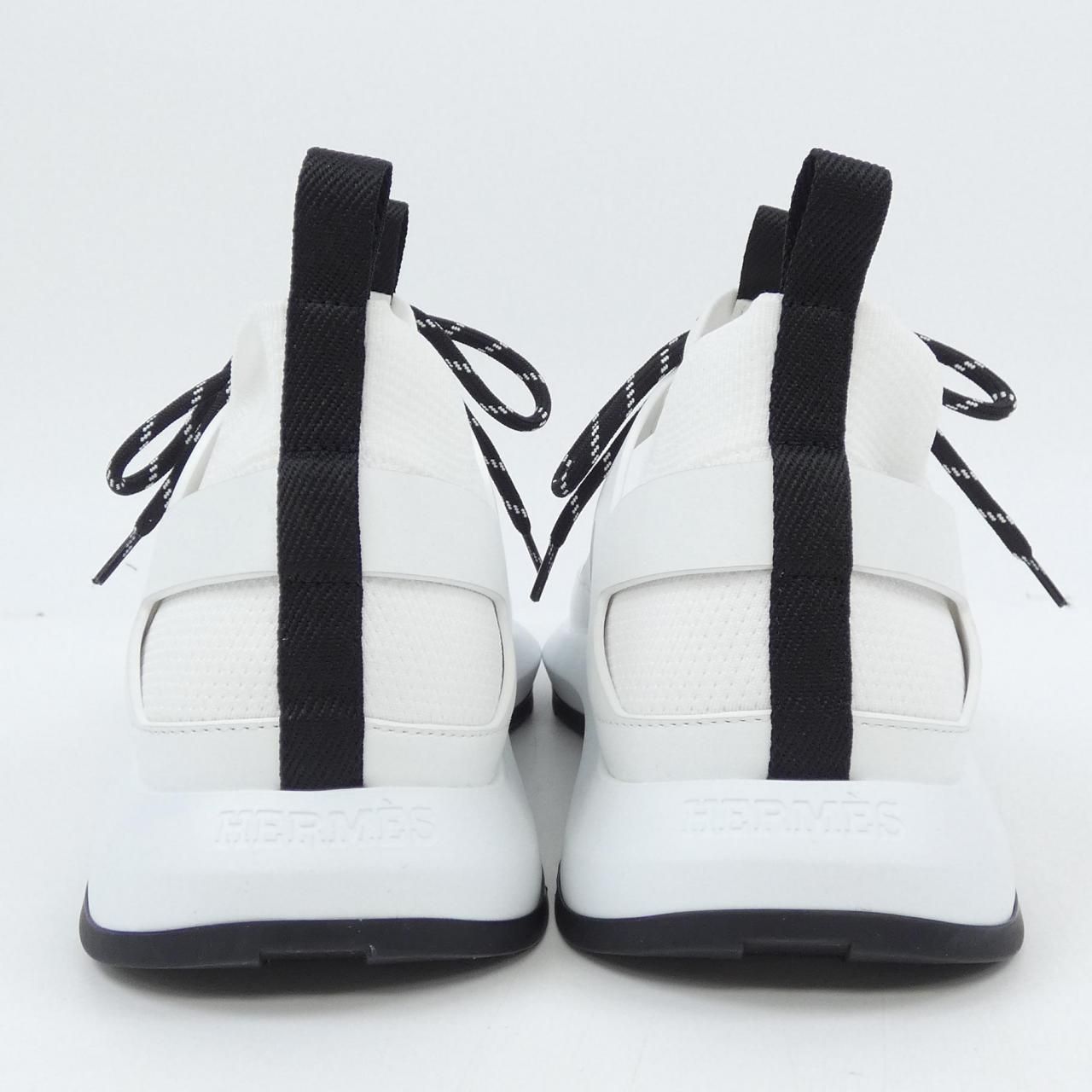 251981Z スニーカー