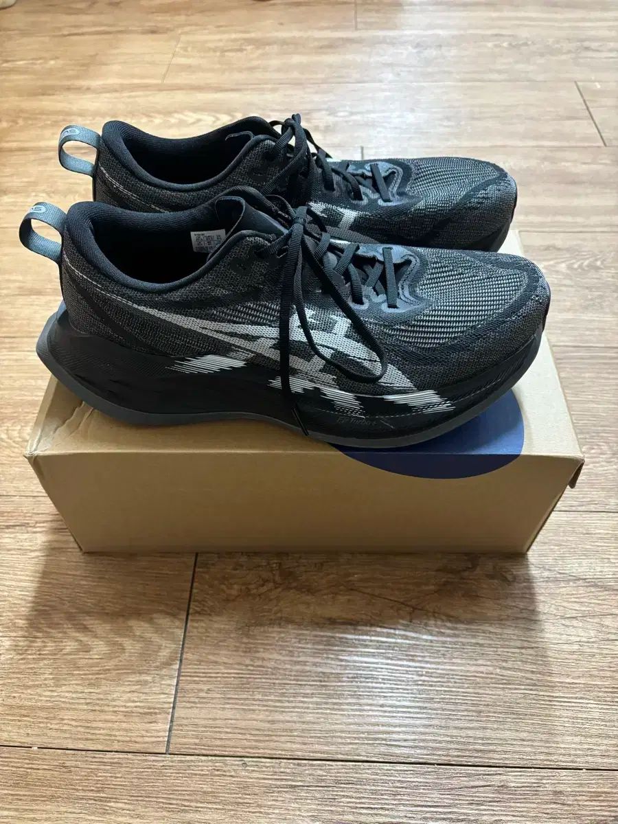 アシックス SUPERBLAST 275