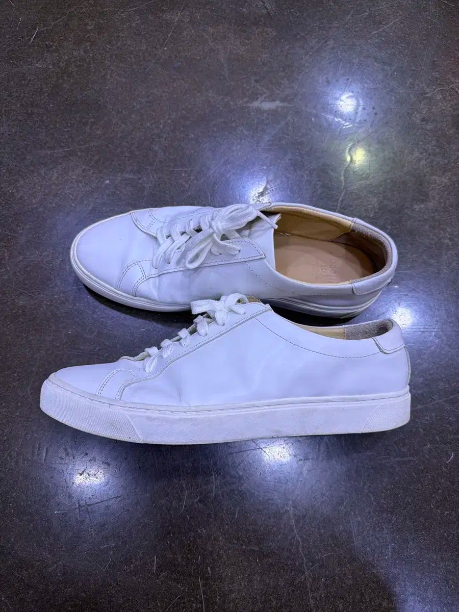 ビブラム スニーカー