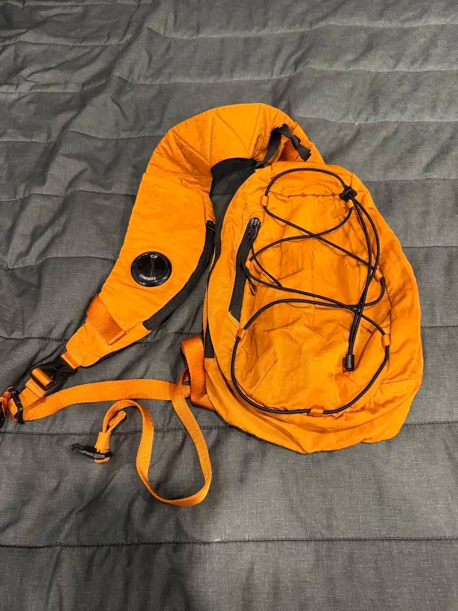 C.P. COMPANY シーピーカンパニー ナイロン B クロスバック オレンジ