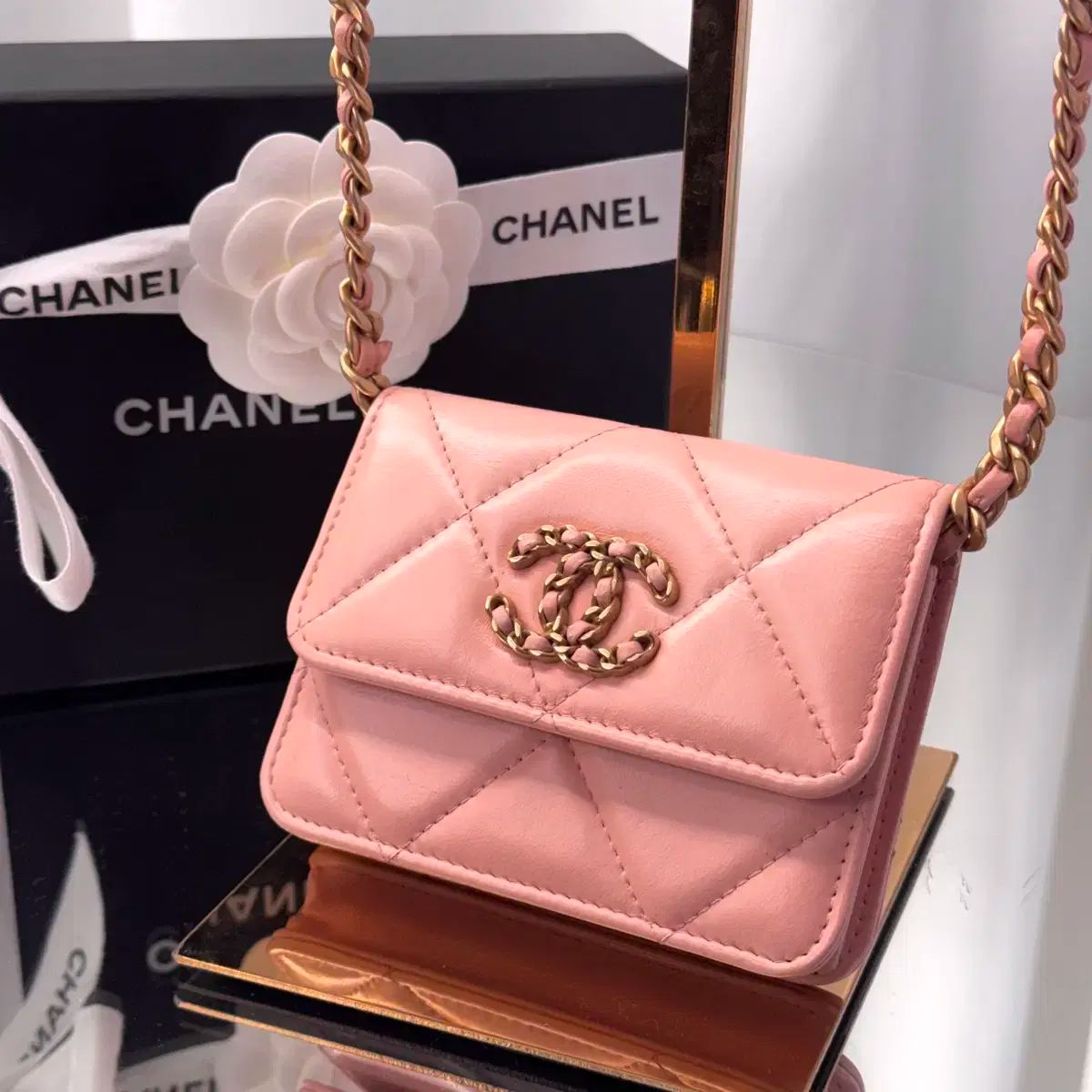 CHANEL 19 チェーン ウォレット ラムスキン フラップバッグ