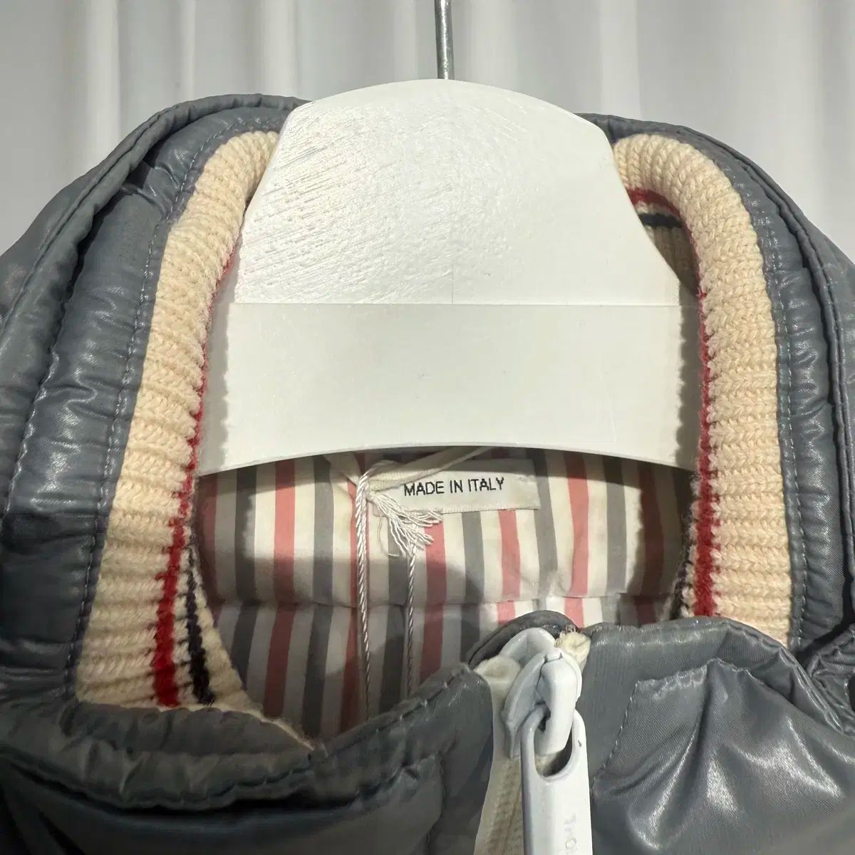 トム ブラウン 斜めボーダー 光沢 ベスト ダウン