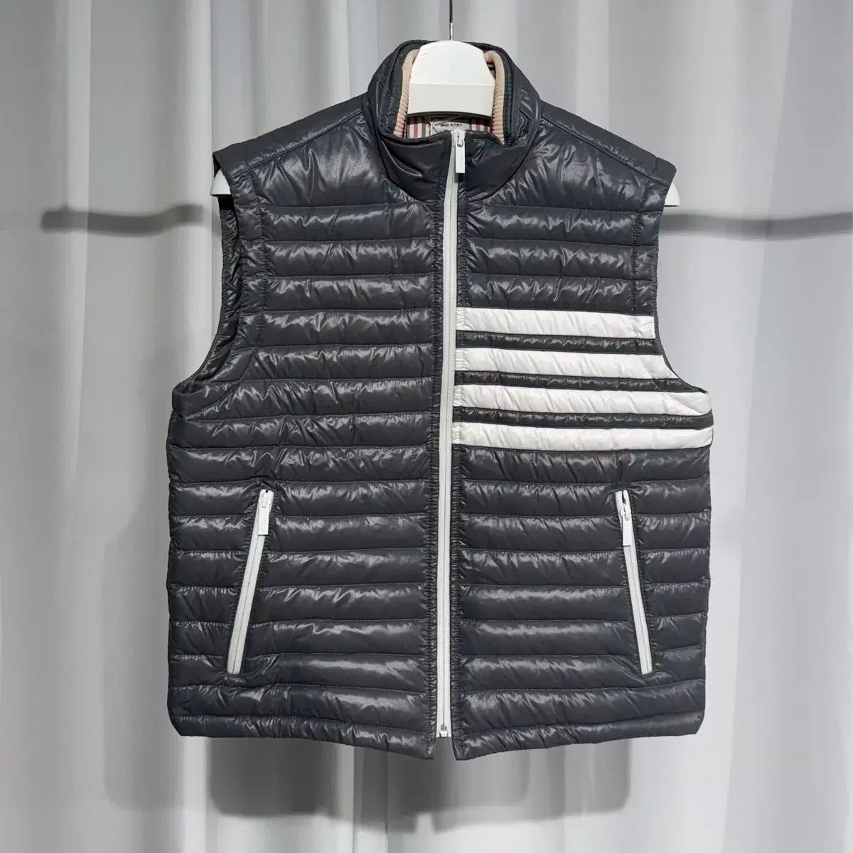 1サイズ トム ブラウン 斜めボーダー 光沢 ベスト ダウン