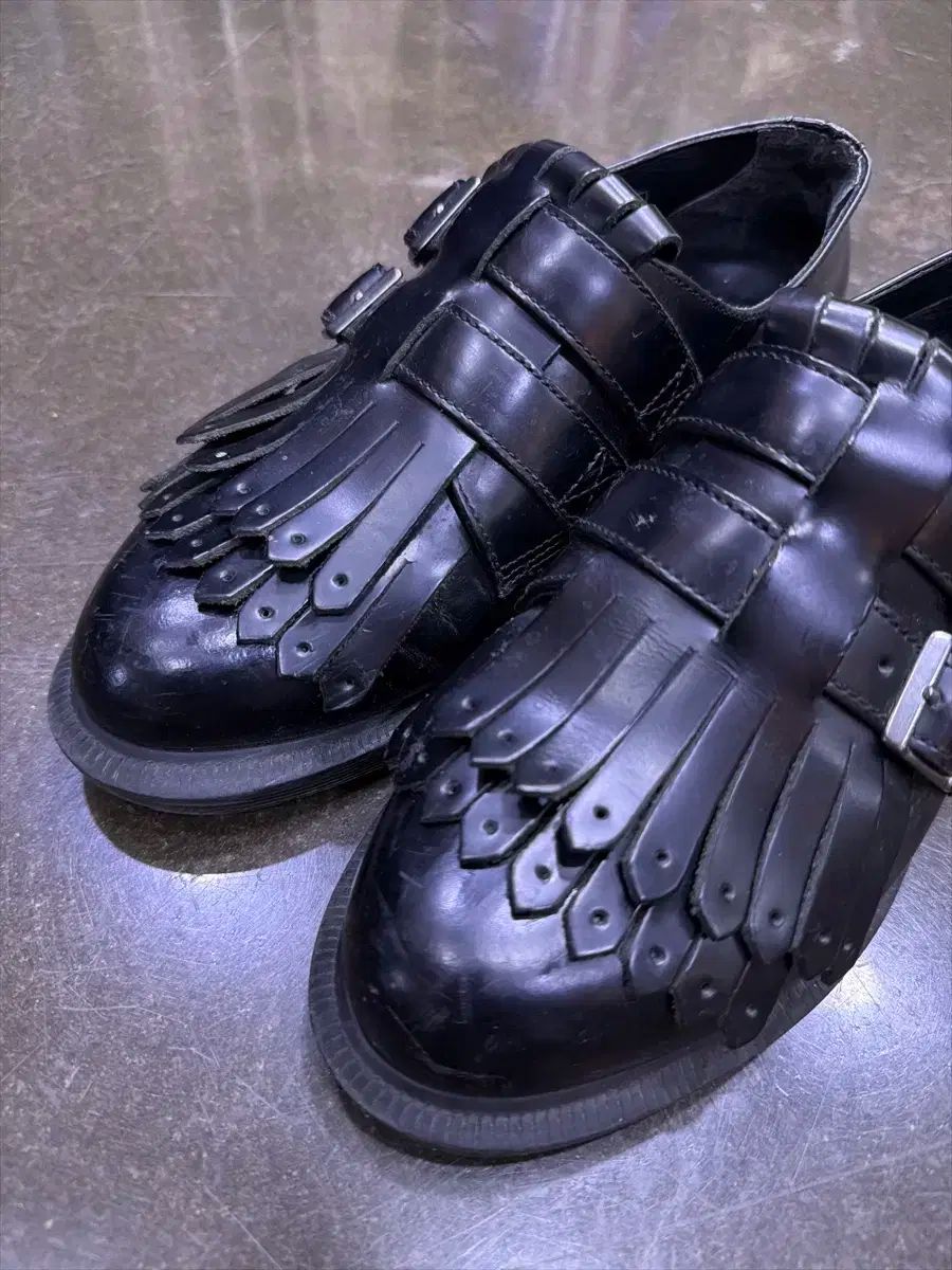  DR. MARTENS ドクターマーチン エラリア ベルト タッセルローファー ブラック 230 スニーカー 靴