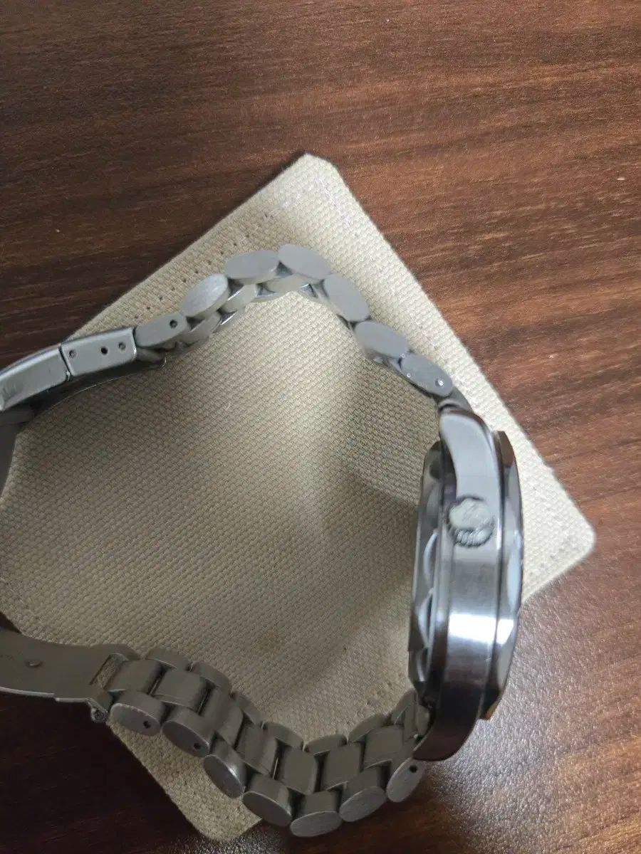  オメガ シーマスター プロフェッショナル ブラック メタル 時計 カーゴパンツ 自動巻き時計 腕時計(アナログ)