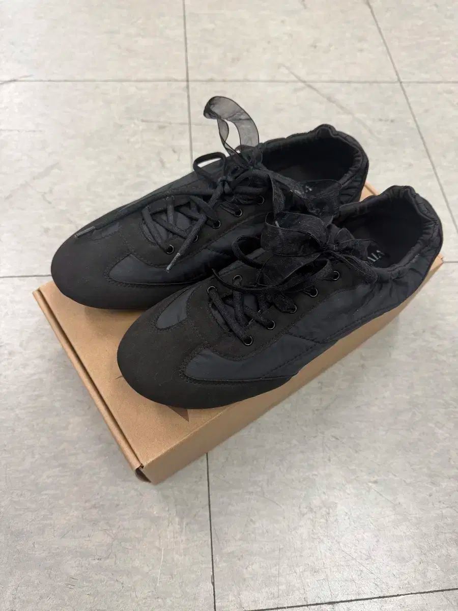 バイバイア yancy スニーカー