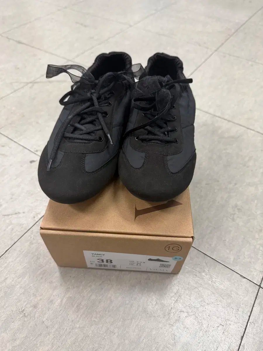 バイバイア yancy スニーカー