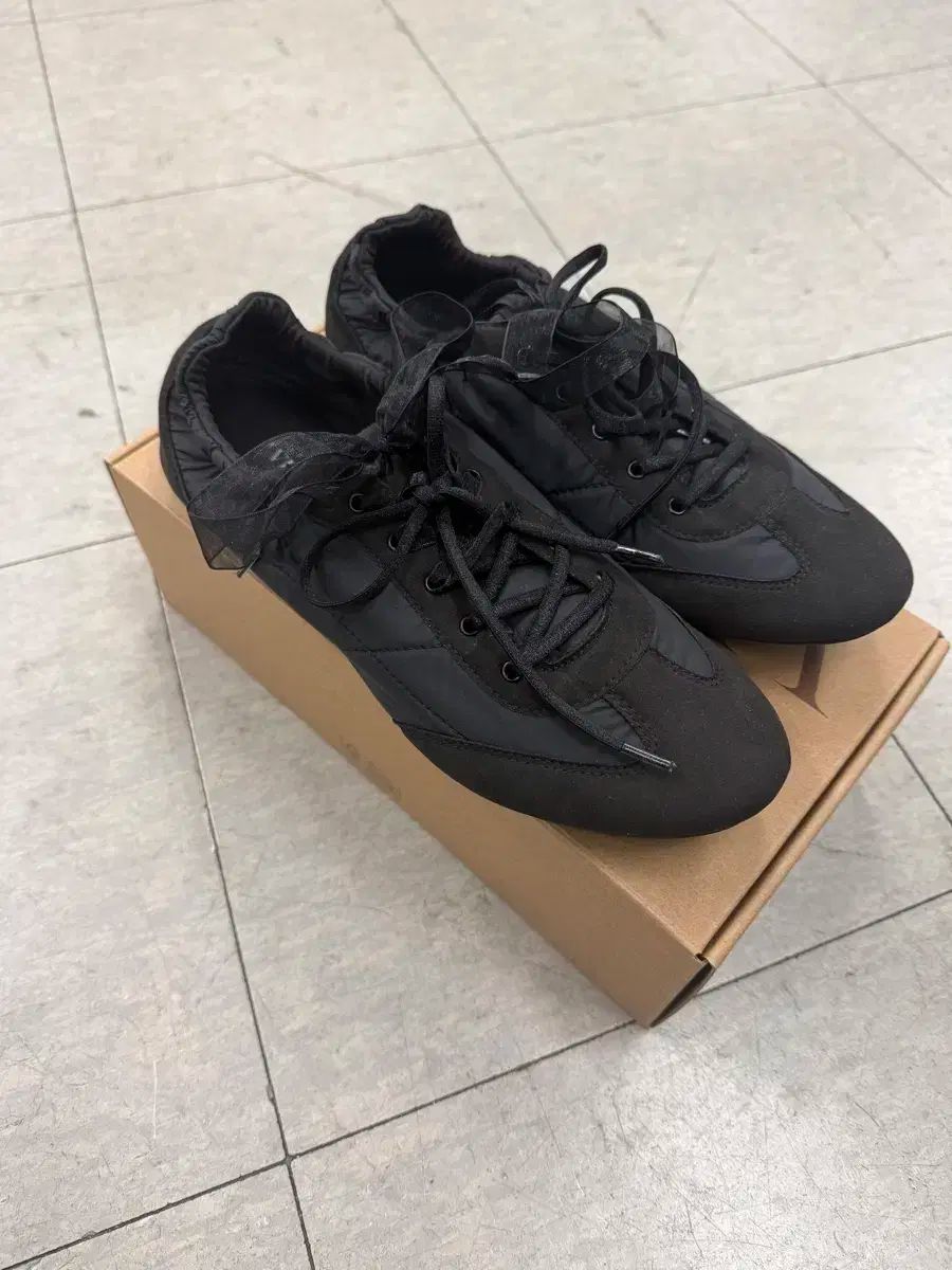 yancy スニーカー