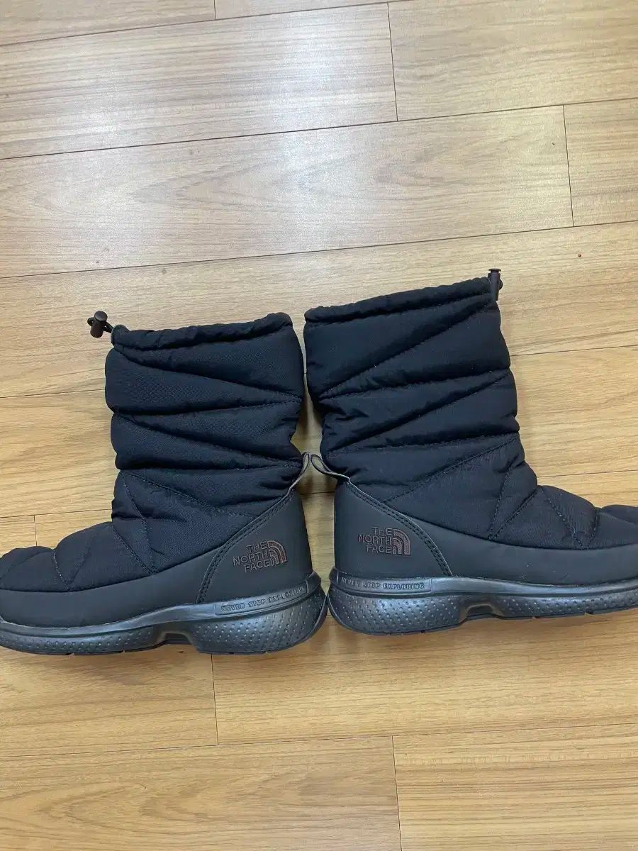 THE NORTH FACE ザノースフェイス キルティング 防寒 ブーツ ブラック です サイズは 230 mm 밑창