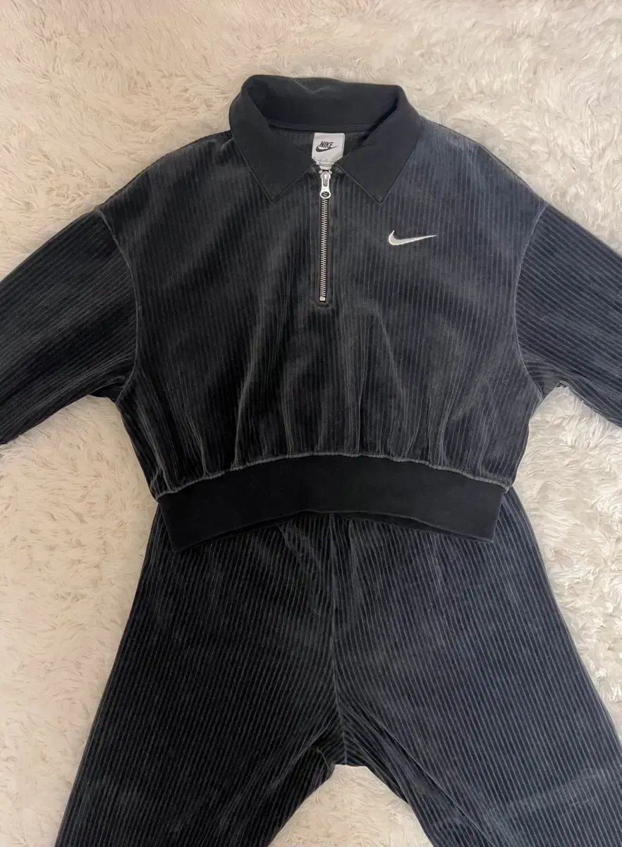 セットアップ NIKE レディース ベロア クロップド トップス - ベロア レッグ パンツ