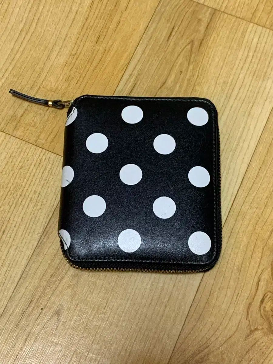 コム デ ギャルソン ラウンド ドット プリント ジッパー 二つ折り財布