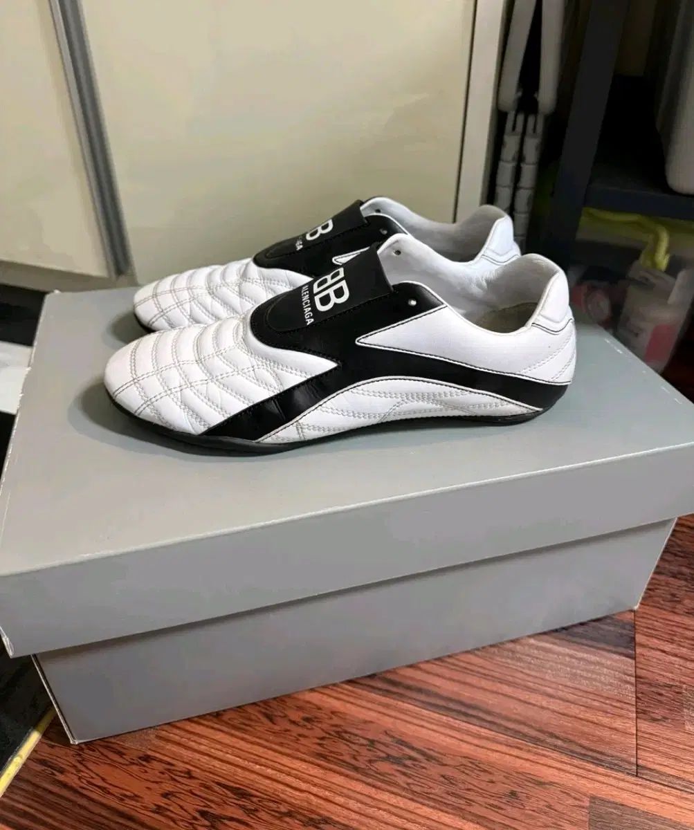 バレンシアガ 젠 スニーカー 白 240