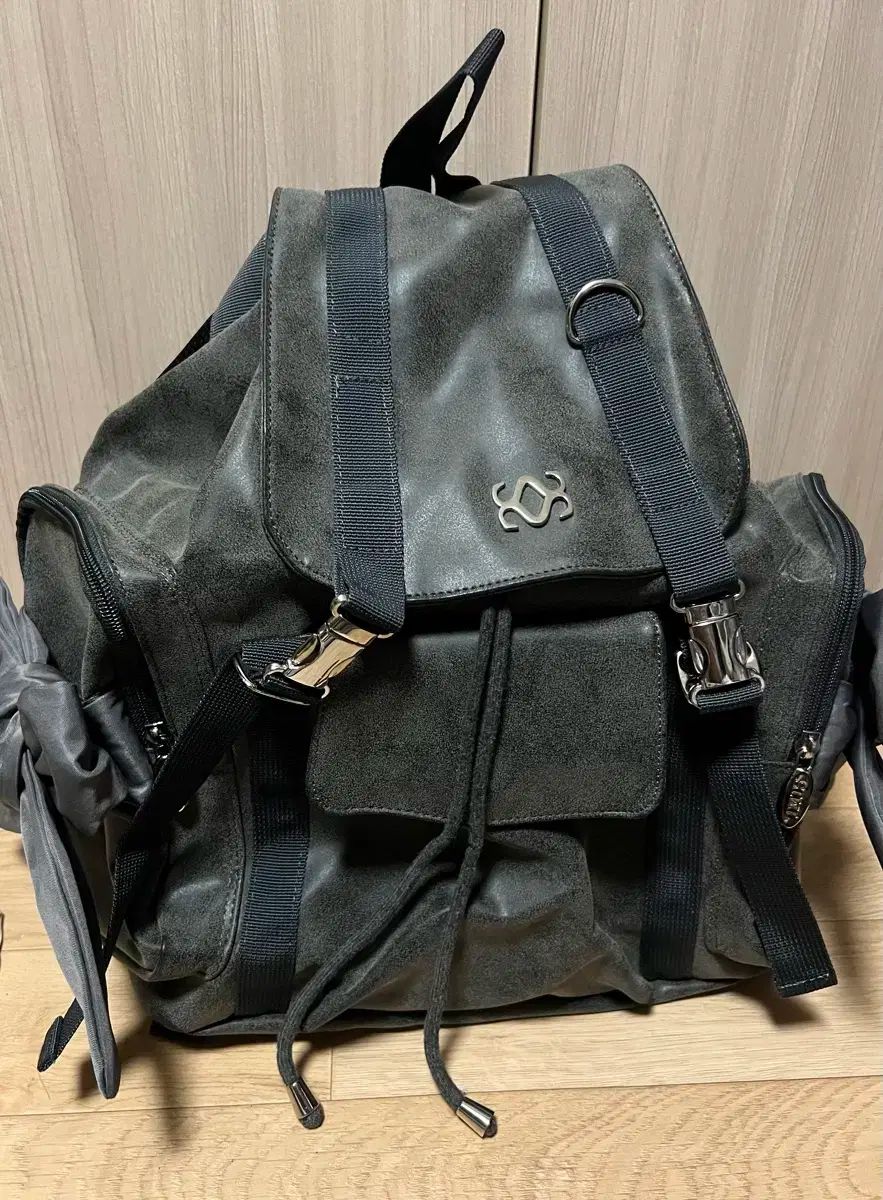 SI 107 ヌバックレザー Bow Bag バックパック チャコール