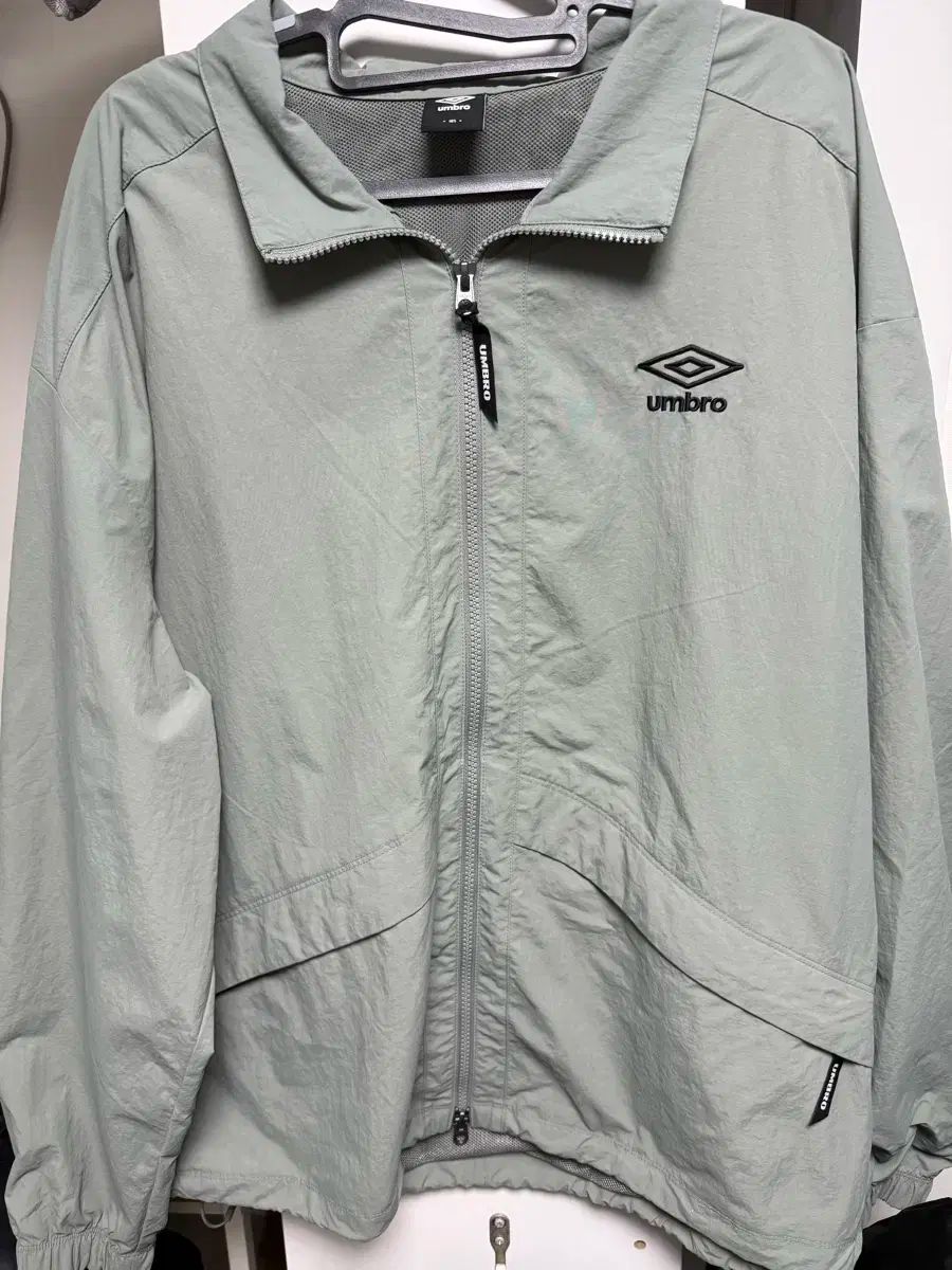 アンブロ ウィンドブレーカー カーキ色 105サイズ