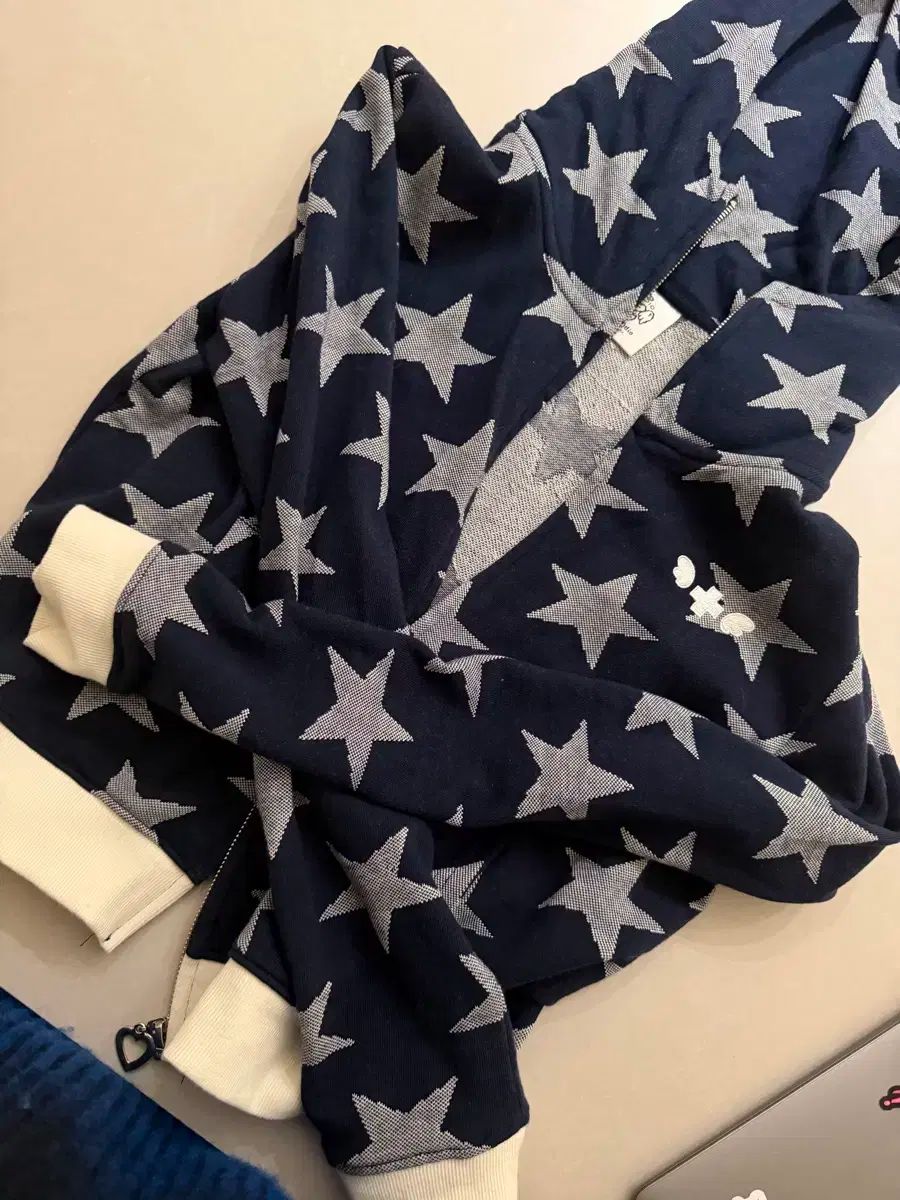 クルツスタジオ フリルジップアップ フーディー トップス ネイビー