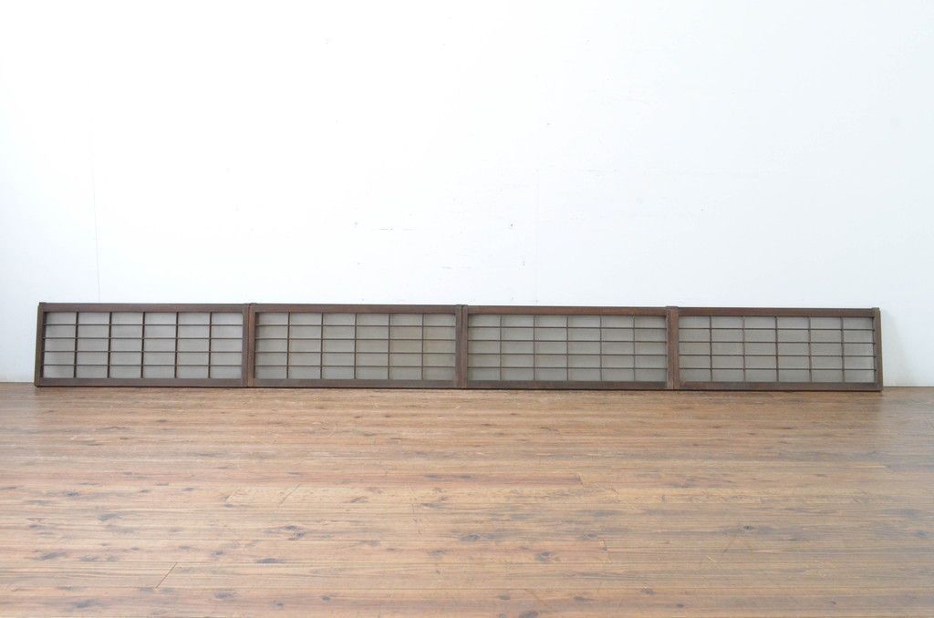 現状販売 小さなガラス窓4枚セット アンティーク建具 レトロ 格子入り 引き戸 ガラス戸 4～7営業日前後で発送 修理加工希望の方3ヶ月程で発送 R-065001