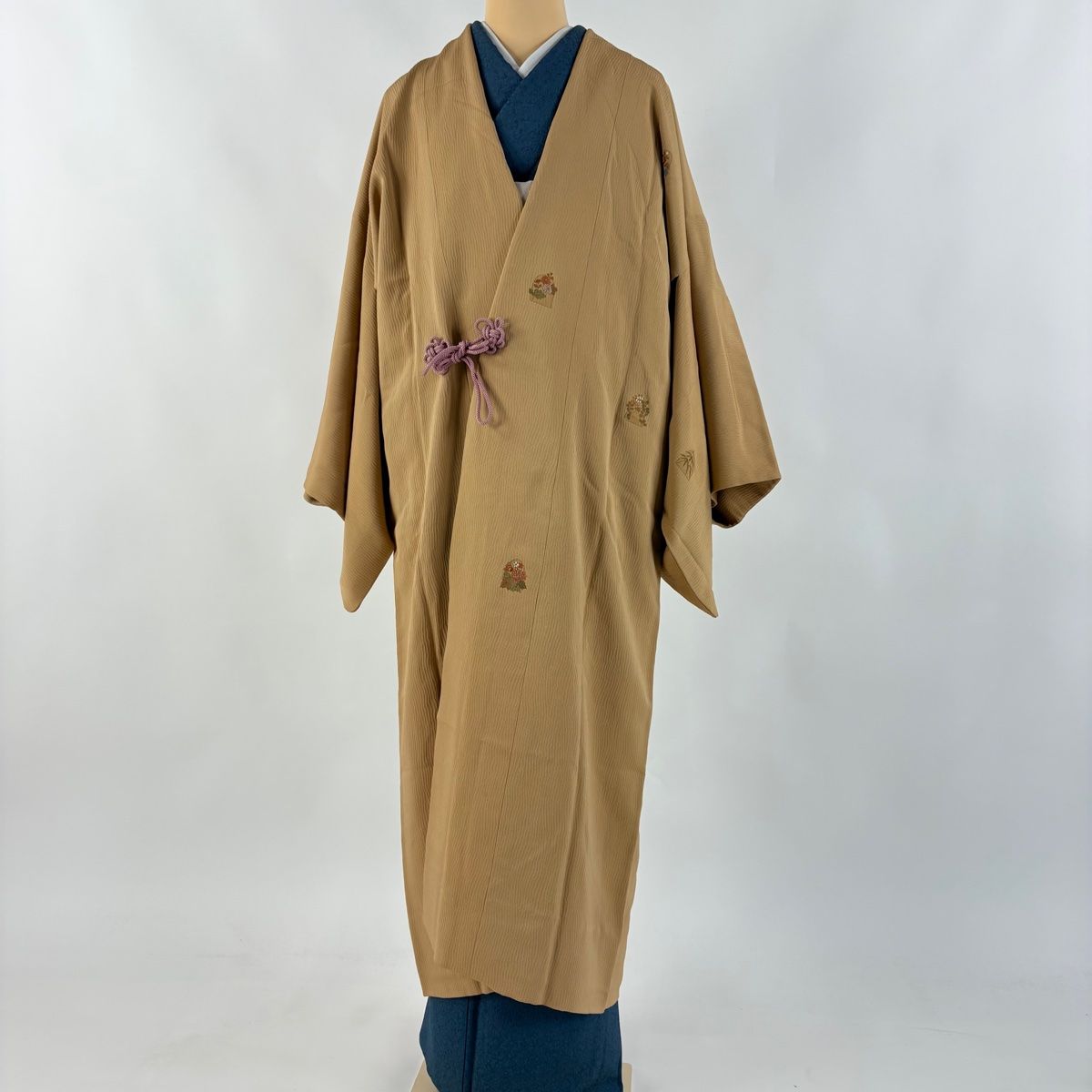 道中着 身丈128 cm 裄丈69 L 和装コート 草花 萩 刺繍 金彩 ベージュ 正絹
