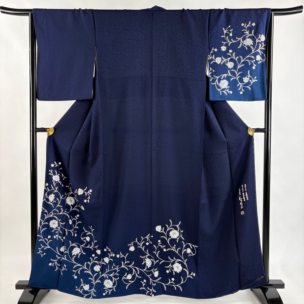 付下げ 身丈160.5 cm 裄丈66.5 M 袷 和田光正 落款 花唐草 銀彩 紺色 正絹