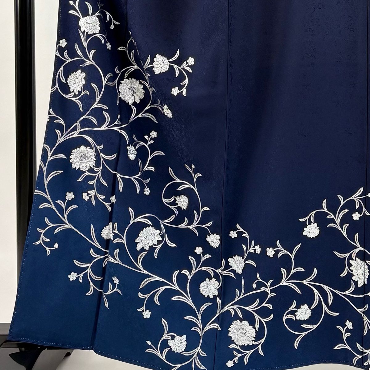 付下げ 身丈160.5 cm 裄丈66.5 M 袷 和田光正 落款 花唐草 銀彩 紺色 正絹