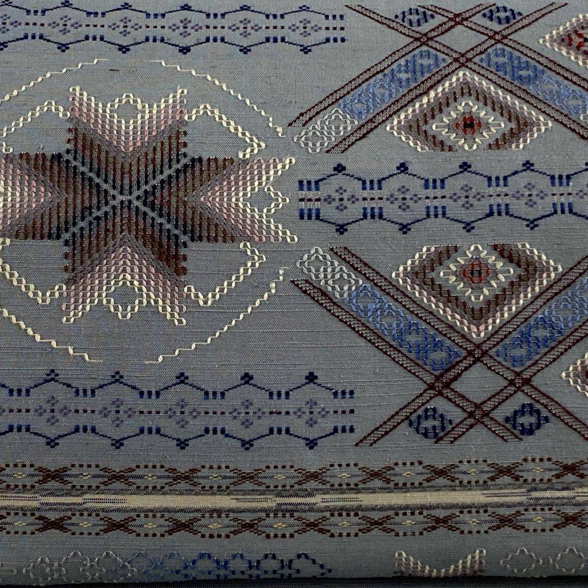 開き名古屋帯 紬地 ますいわ屋 菱 幾何学模様 刺繍 青灰色 正絹