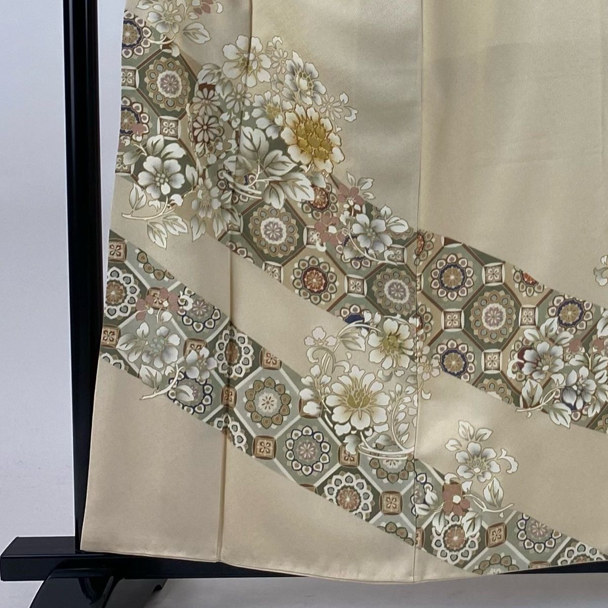 色留袖 身丈159 cm 裄丈69 L 袷 花丸文 華文 金糸 金彩 ベージュ 正絹 秀品 一つ紋