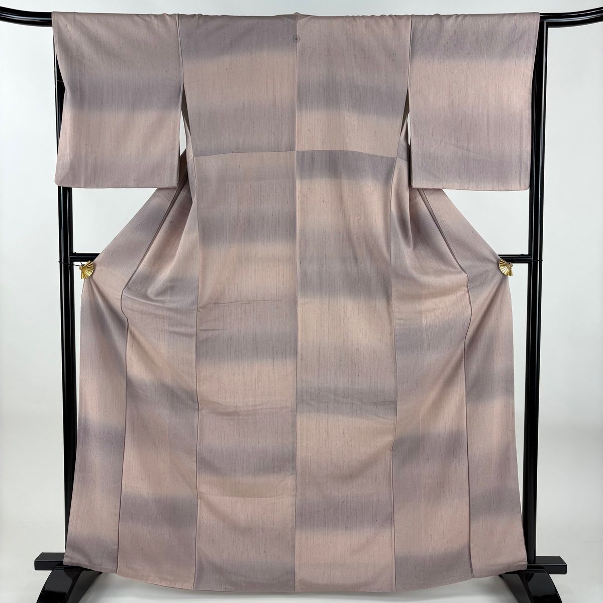 小紋 身丈164 cm 裄丈66 M 袷 紬地 段縞 ぼかし 薄ピンク 正絹 秀品 一つ紋