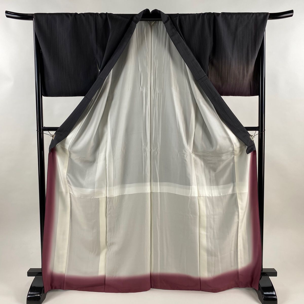  付下げ 身丈169 cm 裄丈69.5 L 袷 お召地 本塩沢 雪の中のきれ やまだ織 バチ衿 証紙 縦縞 ぼかし柄 墨色 正絹 訪問着 付け下げ 着物