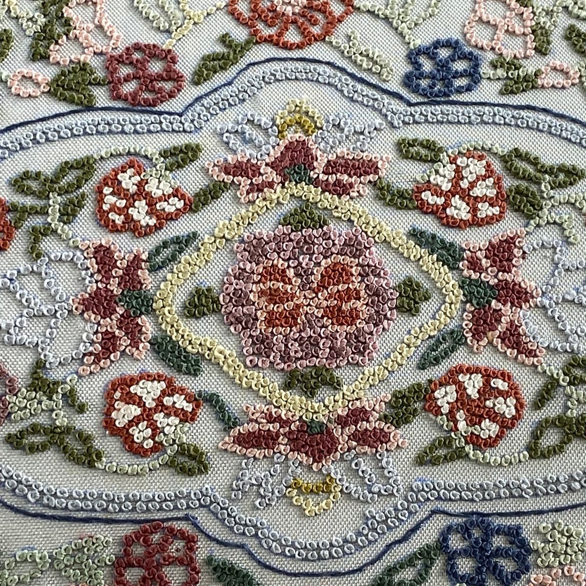 袋帯 美品 名品 紬地 華文 花唐草 相良刺繍 紫 お太鼓柄 正絹 【中古