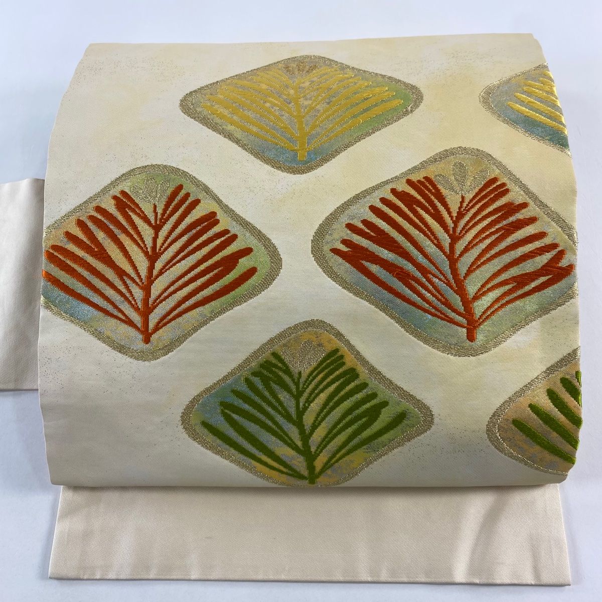 名古屋帯 秀品 若松 幾何学模様 金糸 箔 クリーム 正絹