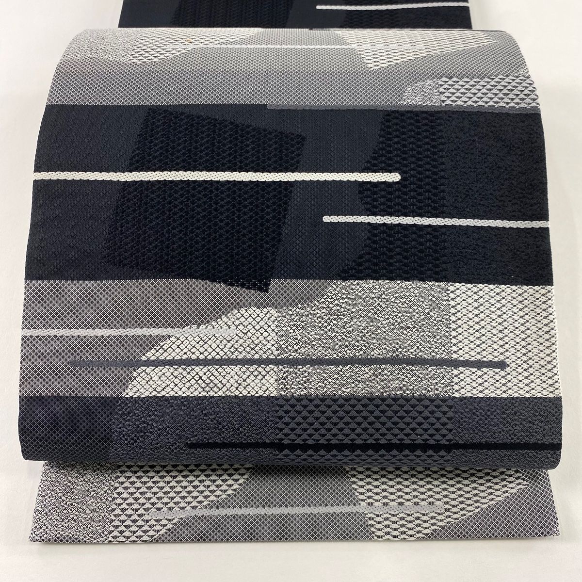 袋帯 秀品 幾何学模様 黒灰 全通 正絹