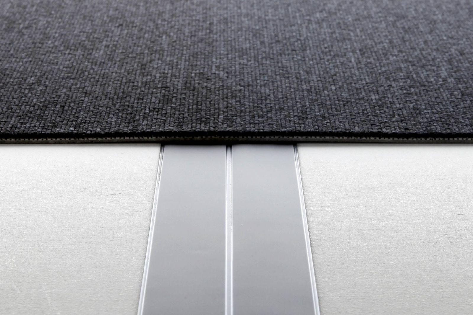 世界で一番薄い0.9mm 電気ケーブル