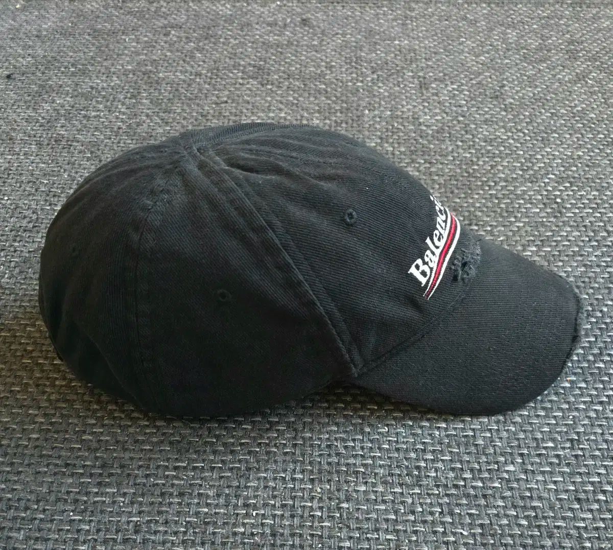 バレンシアガ ダメージ ウェーブロゴ ボールキャップ