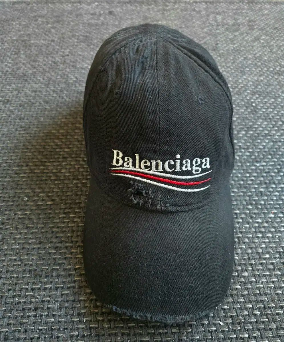 バレンシアガ ダメージ ウェーブロゴ ボールキャップ