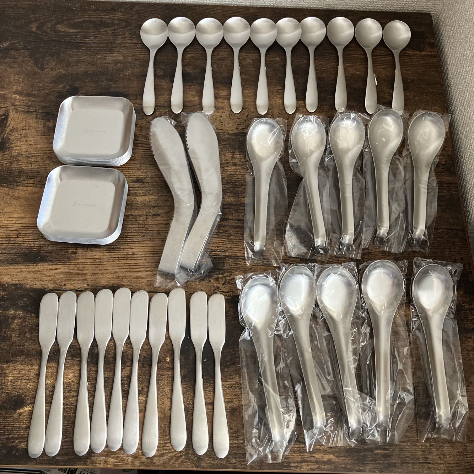 燕122点 ナイフ 10 スプーン大 10 フォーク大 10 スプーン小 10 フォーク小 10 ブイヨンスプーン 10 バター 10 アイス 10 レンゲ 10 カトラリーレスト 10 大トング2 トング 2 小皿 20