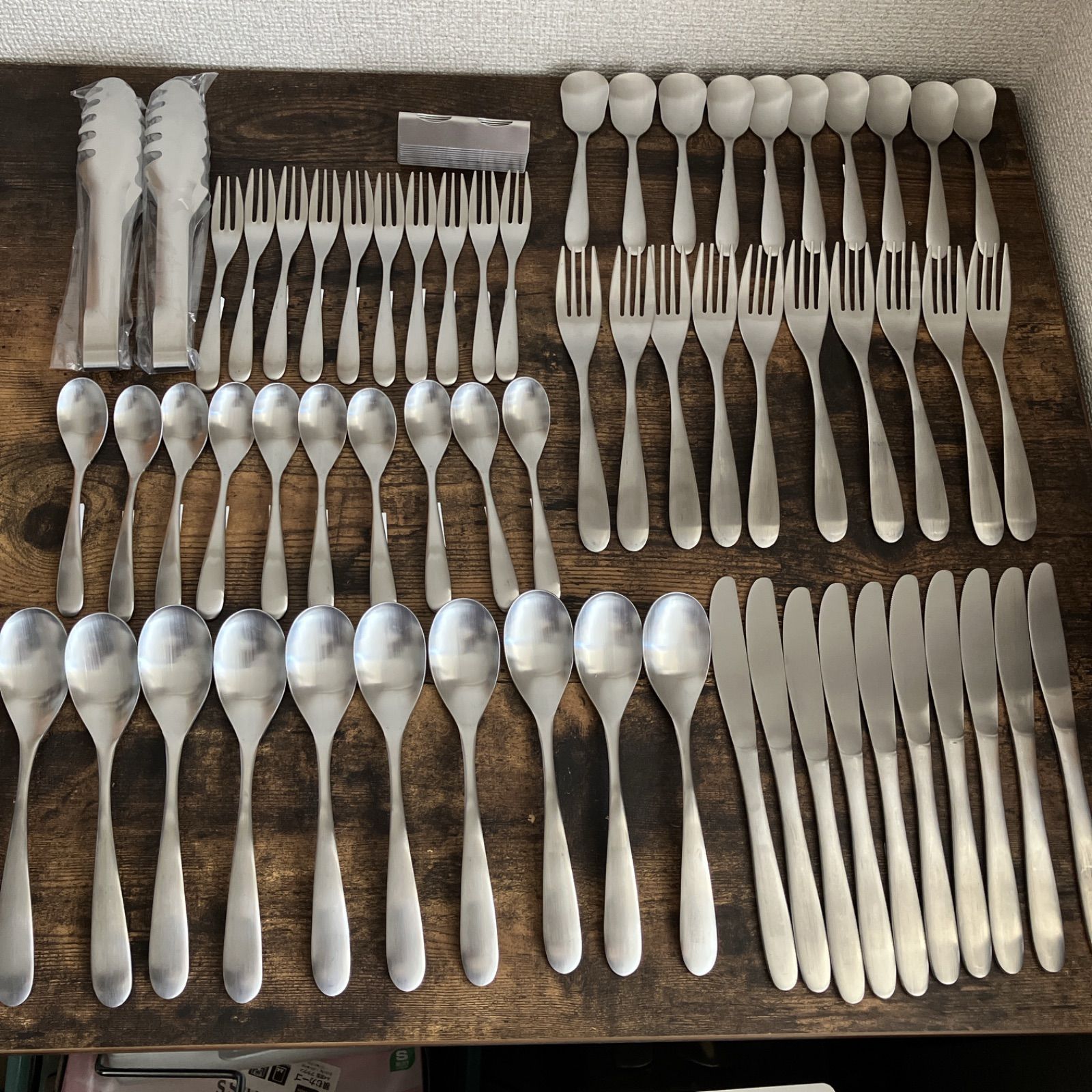 燕122点 ナイフ 10 スプーン大 10 フォーク大 10 スプーン小 10 フォーク小 10 ブイヨンスプーン 10 バター 10 アイス 10 レンゲ 10 カトラリーレスト 10 大トング2 トング 2 小皿 20