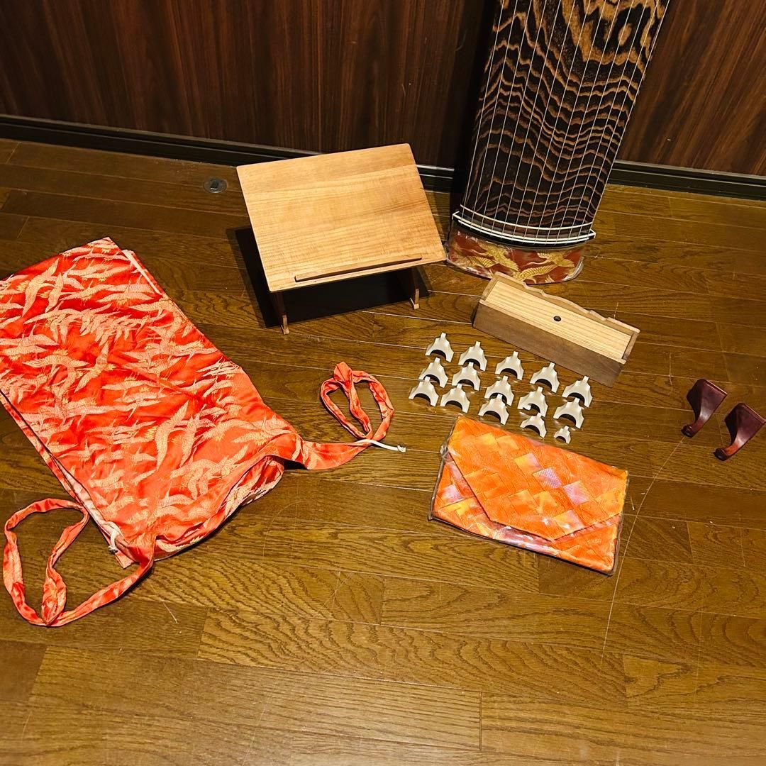 良品】琴 和楽器 弦楽器 13弦 和琴 木製 13弦琴 琴柱 譜面台 ケース付