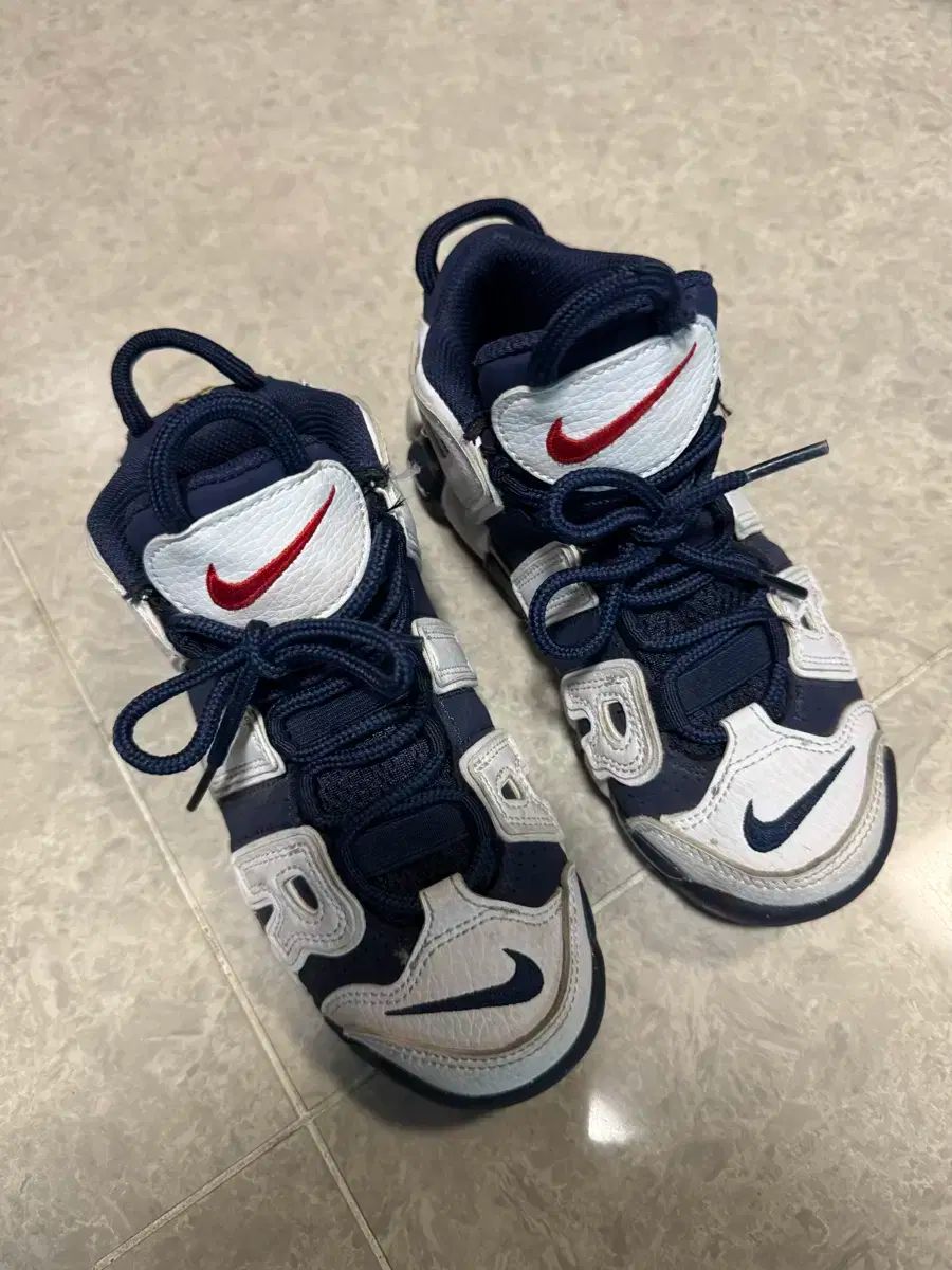 キッズ NIKE エア アップテンポ 200サイズ ショップ