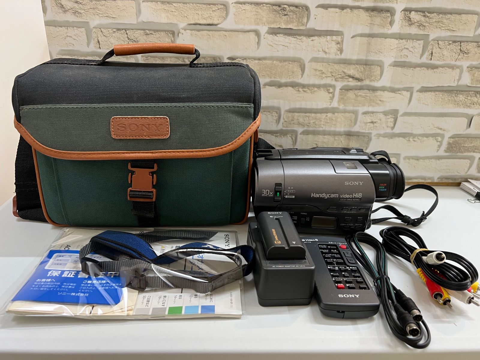 O6-81 SONY ソニー ビデオカメラ ハンディカム Hi8 CCD-TR12 バッテリー 充電器 キャリーバッグ 説明書等あり 一式セット