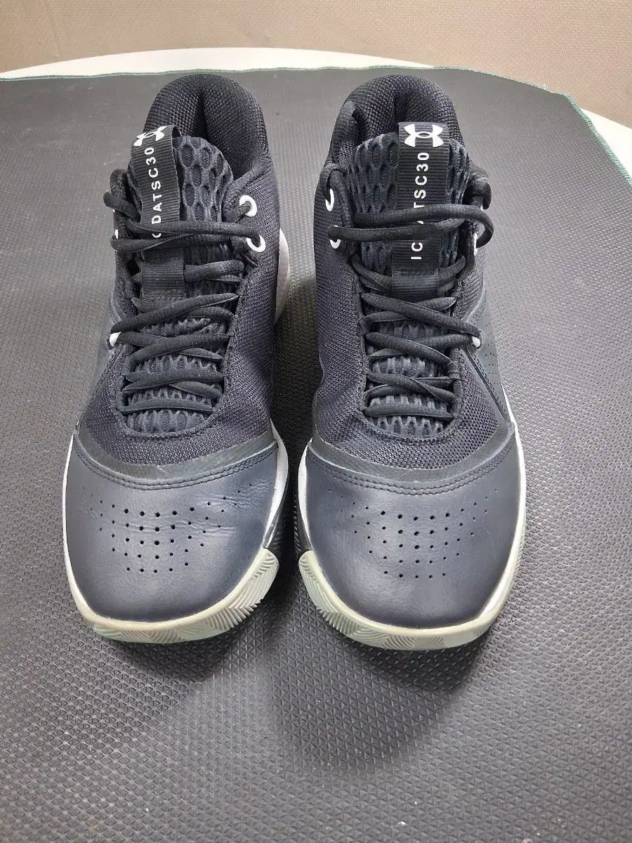 ブラック バスケシューズ