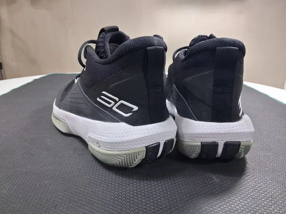 バスケシューズ 265